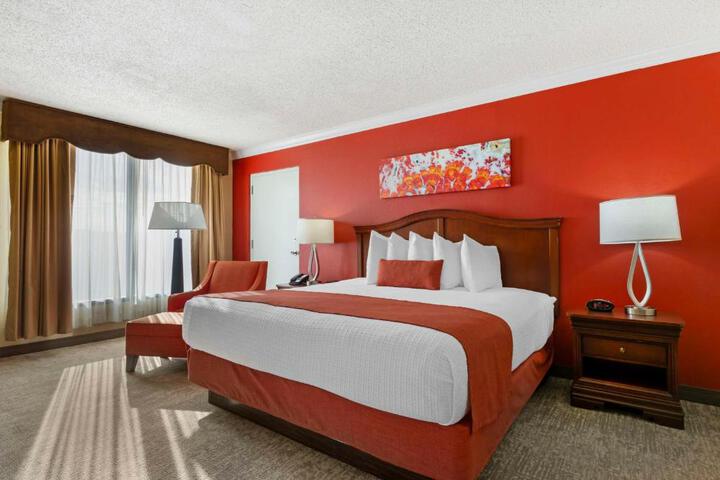 1 King Bed Microwave and Refrigerator WiFi Full Breakfast (8 of 17)