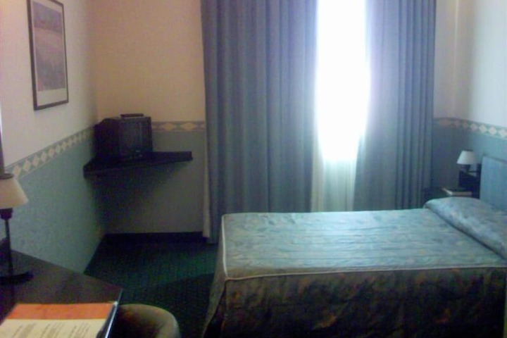 Room 8 of 13