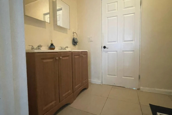 Room 5 of 6