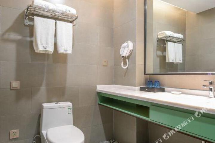 Gemei Hotel (Changfeng Fuyang North Road Beicheng)