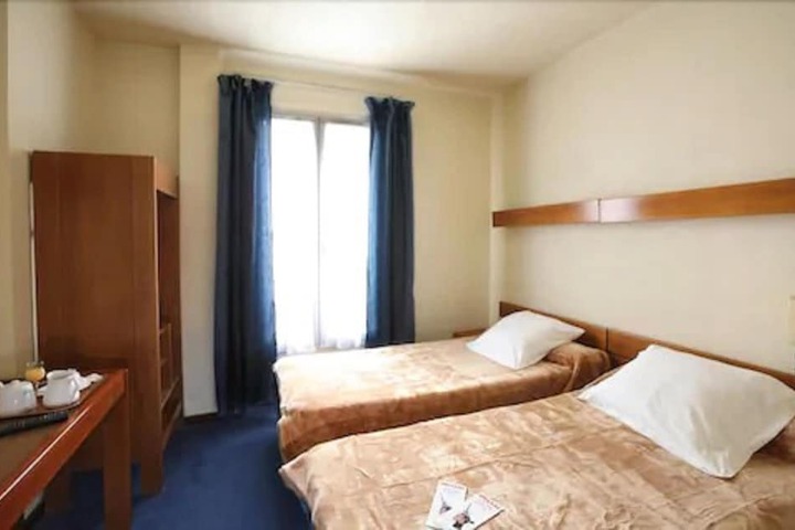Room 16 of 28