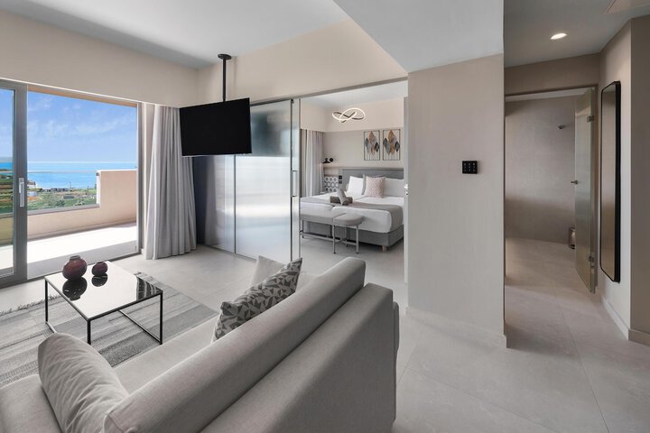 Room 33 of 190