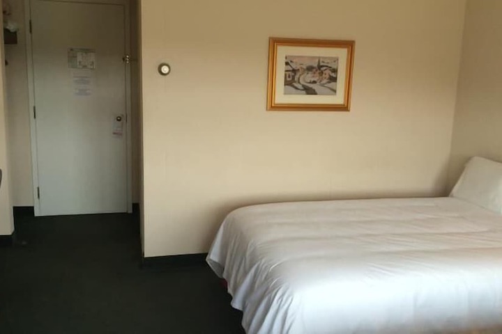 Room 6 of 24