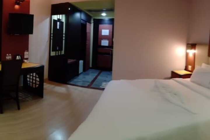 Room 3 of 43