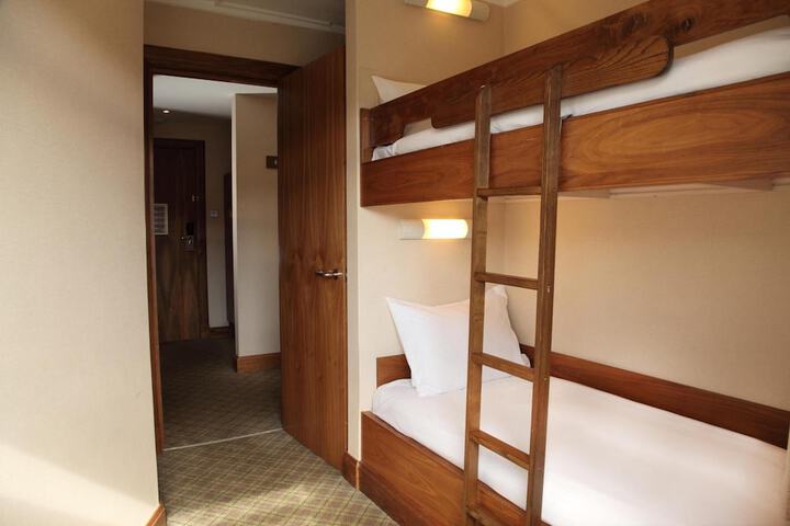 Room 12 of 80