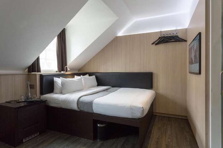 Room 12 of 28