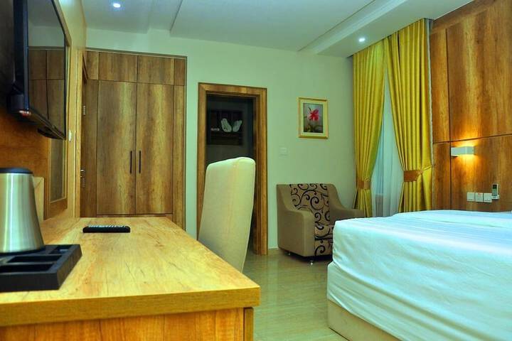 Room 6 of 11