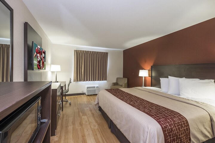 Deluxe King Bed (8 of 14)