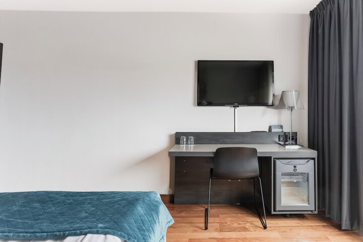 Room 33 of 100
