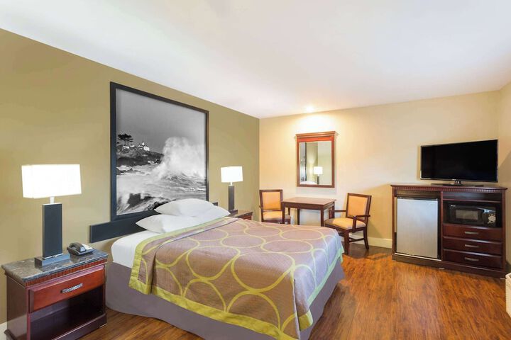 1 Queen Bed Mobility Hearing Impaired Accessible Room (3 of 12)