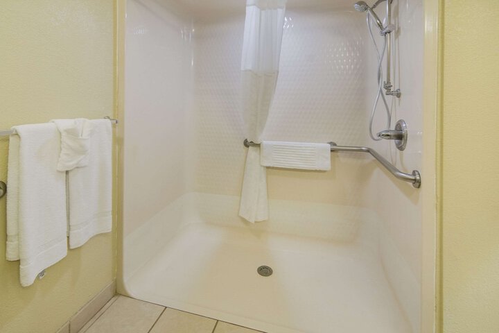 1 Queen Bed Accessible (5 of 26)