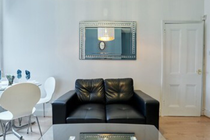 Lounge 8 of 57