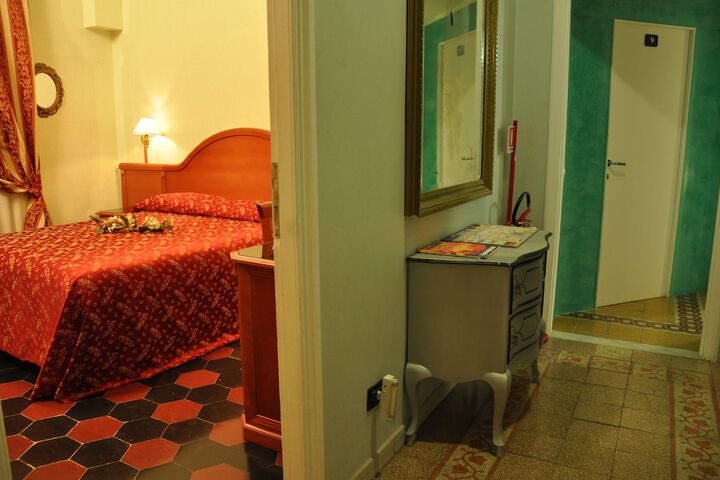 Room 11 of 24