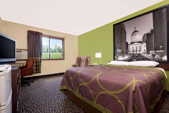 1 Queen Bed (8 of 18)