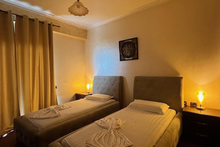 Room 6 of 17