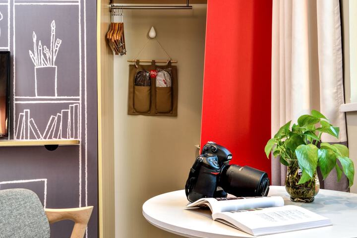 Room 4 of 32