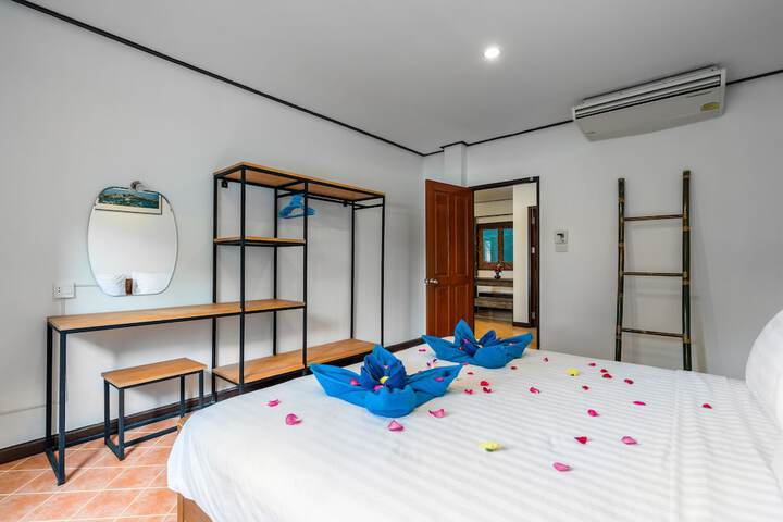 Room 7 of 100