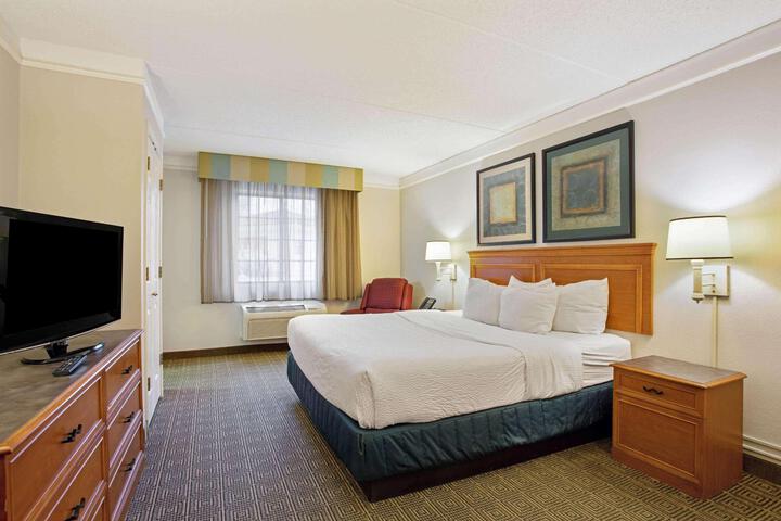 1 King Bed Deluxe Room (7 of 18)