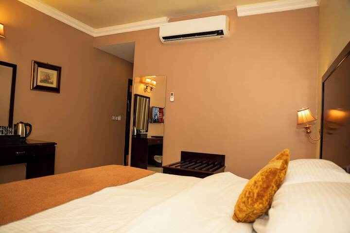 Room 12 of 100