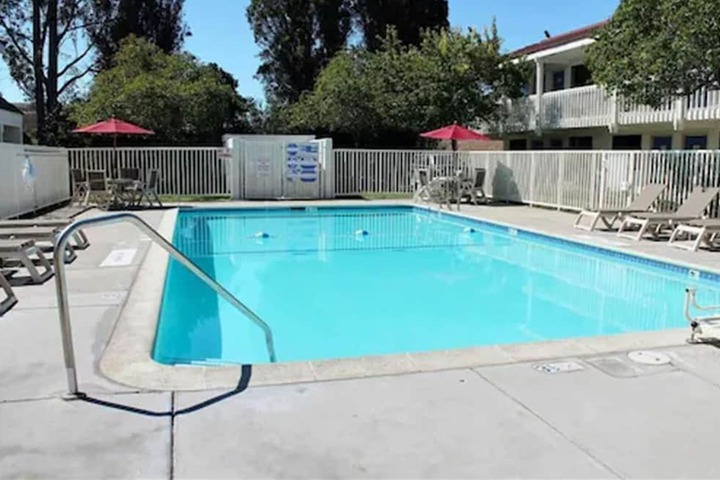 Pool Hotel