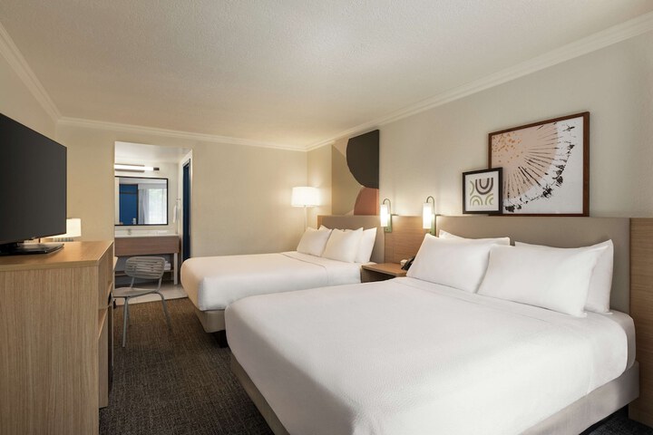 2 Queen Beds (2 of 5)