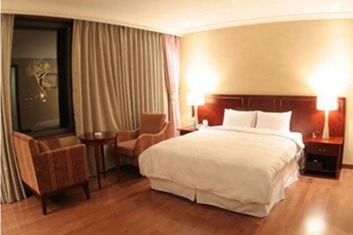 Room 4 of 9