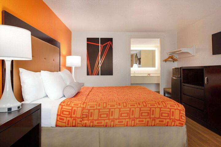 1 King Bed (7 of 14)