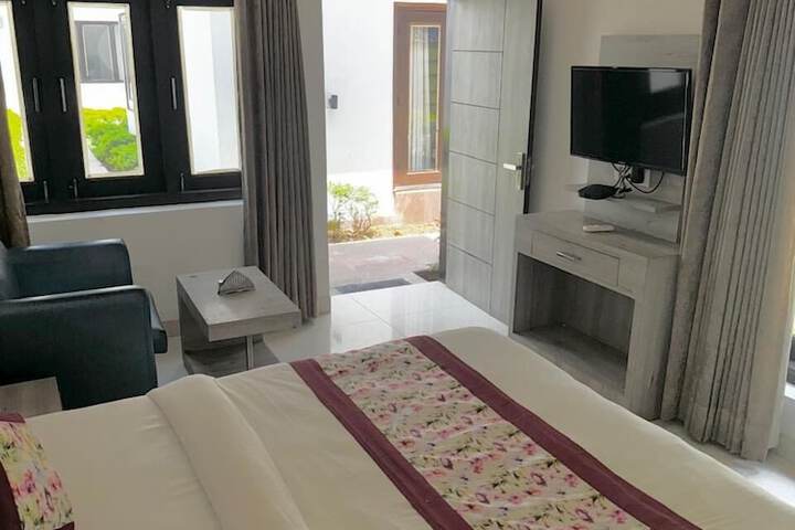 Room 3 of 20