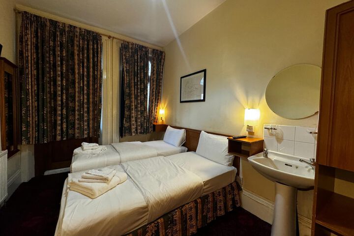 Room 70 of 95