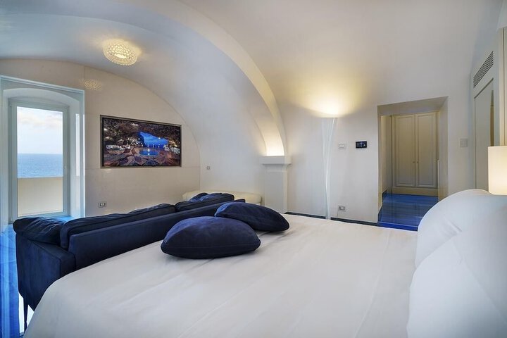 Room 32 of 73