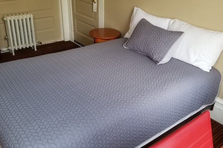 Standard Double Bed Shared Bathroom (8 of 17)