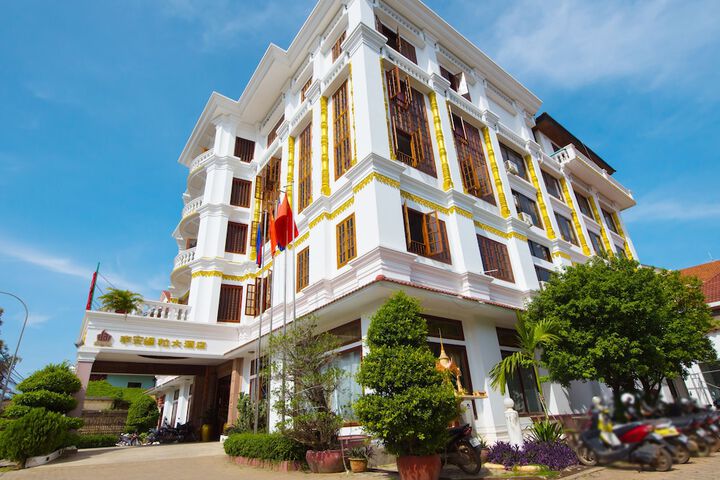 Hotel Exterior 30 of 32