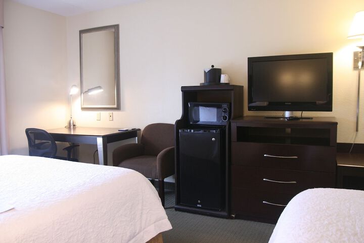2 Queen Beds (7 of 17)