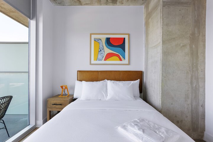 Room 65 of 860