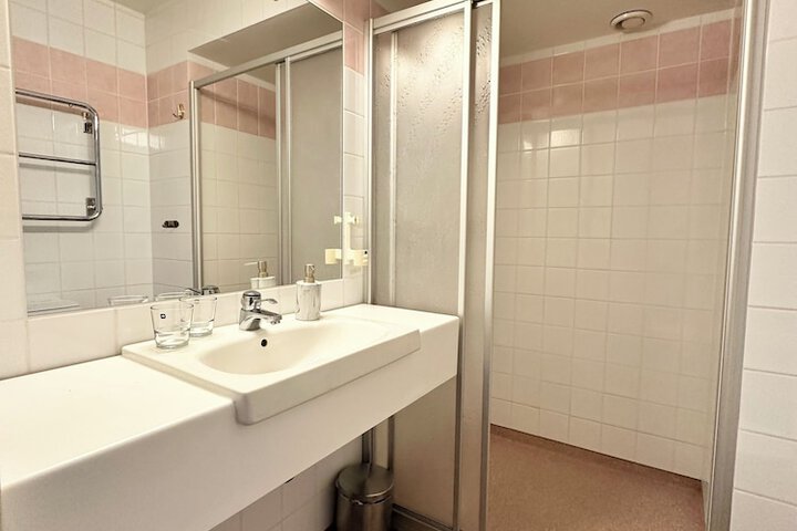 Room 6 of 25