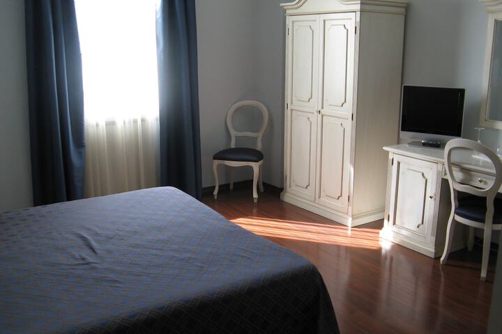 Room 6 of 27
