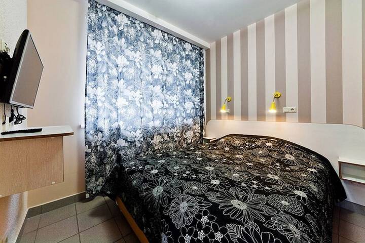 Room 8 of 42