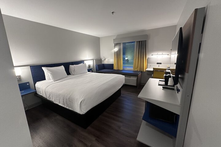 1 King Bed (7 of 9)