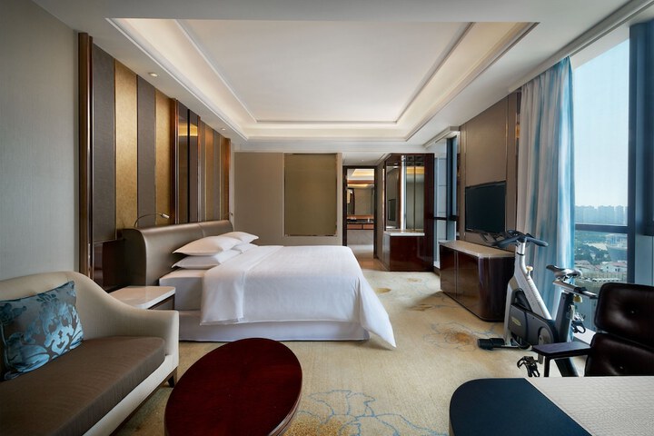 Room 9 of 32