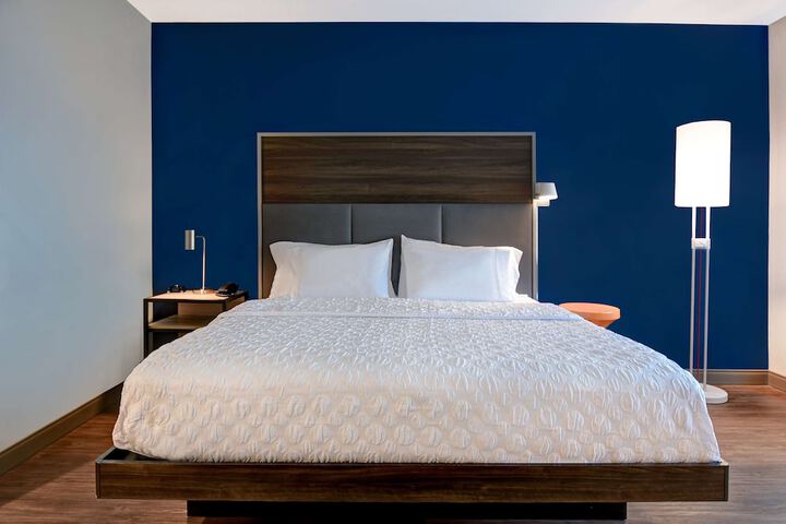1 King Bed (6 of 7)