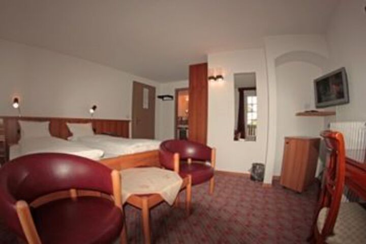 Room 33 of 106