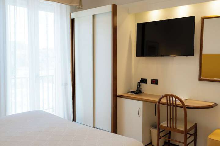 Room 43 of 247