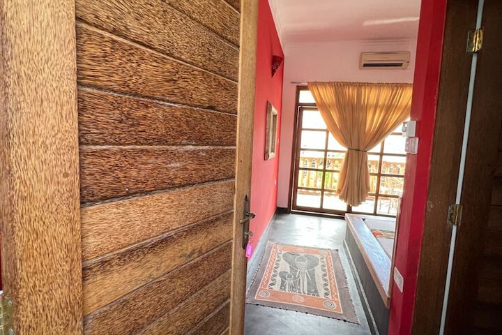 Room 6 of 77