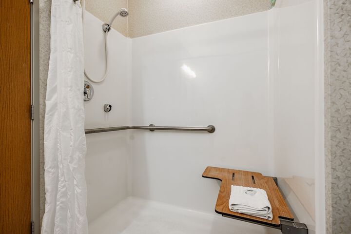 Suite 2 Queen Beds (3 of 7)