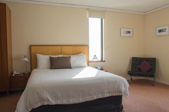 Room 9 of 34