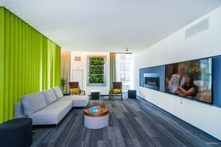 Lounge 27 of 32