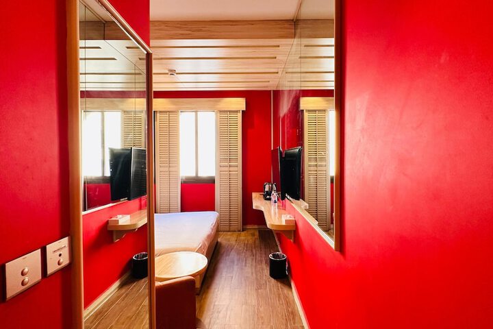 Room 6 of 16
