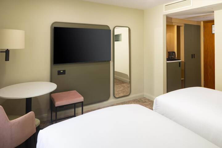 Room 52 of 179