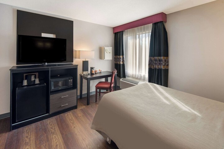 2 Double Beds (3 of 7)