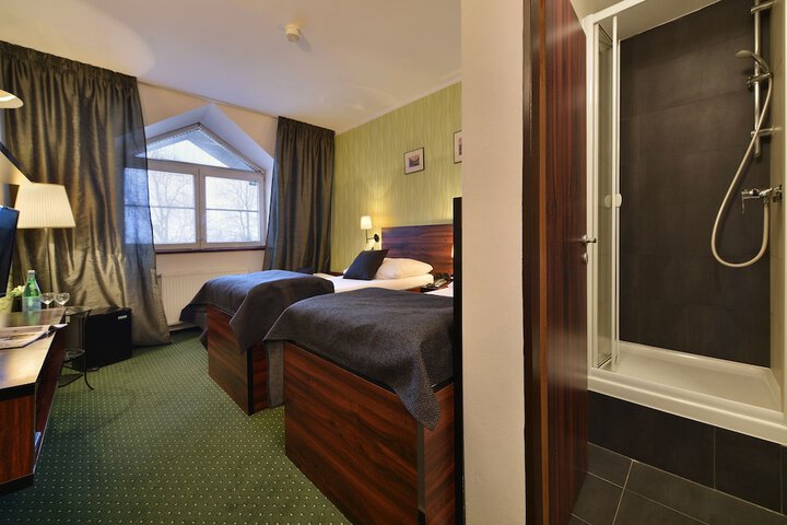 Room 12 of 25